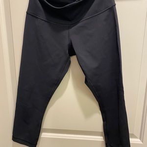Lululemon black cropped legging.